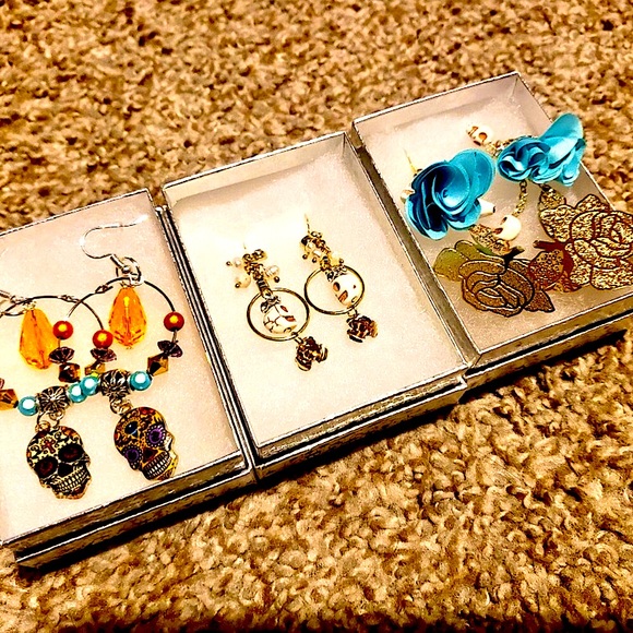 Frock 'n Roll Skull Frills Handcrafted Earrings - Picture 4 of 4